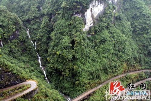 张家界天门山今日迎来黄金周首个自驾游高峰(组图)