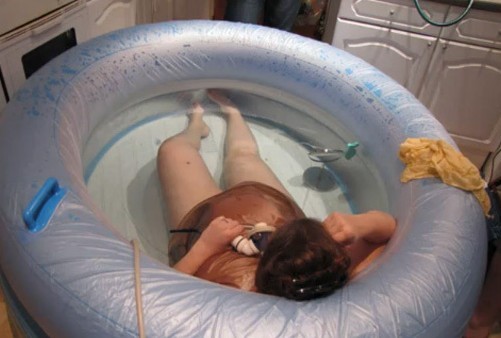 国外孕妇在家里水中分娩全过程实拍_新闻图站