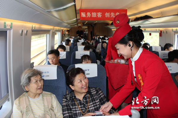 服务旅客 创先争优 京津高铁乘务员热情暖车厢(图)
