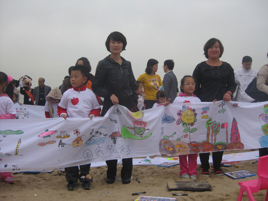 50名儿童沙滩创作120米长画手绘大海庆祝国庆