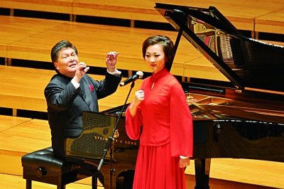 著名钢琴家殷承宗将钢琴伴唱《红灯记》这部在40多年前引起轰动的作品