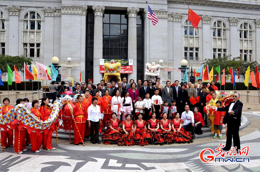 美国东湾各界华人庆祝国庆62周年升五星红旗(组图)