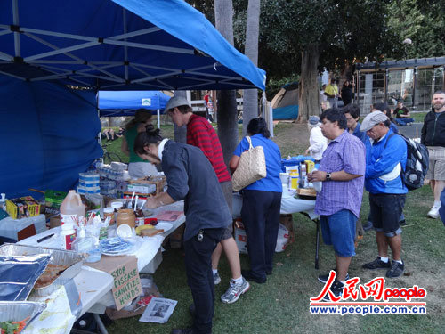 在一顶帐篷下，示威者可以免费领取到食物。人民网记者 陈一鸣摄