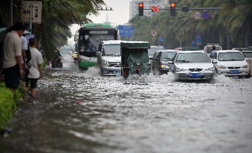 海口暴雨致市区严重积水 严重影响市民生活(图
