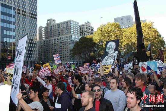 当地时间10月5日，美国纽约“占领华尔街”示威游行全面升级，组织者称有数万人当天参加了游行。图为在纽约市政厅附近广场聚集的大批示威者。中新社发 李洋 摄