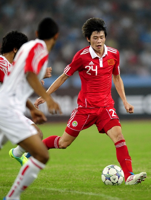 图文:[热身赛]国足2-1阿联酋 张文钊进攻