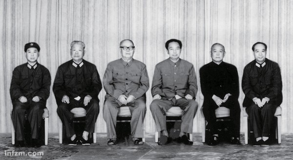 ... (右一)、陈锡联(右五)、武建华(右六)等合影