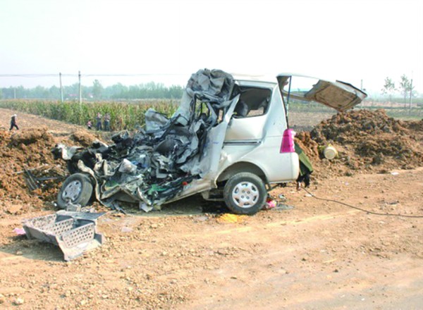 10月7日，连霍高速安徽萧县段，一名驾驶员被困车内，消防官兵在事故现场救援。