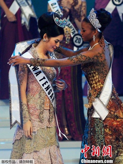 2011“印尼小姐”出炉 新科环姐出席颁奖礼
