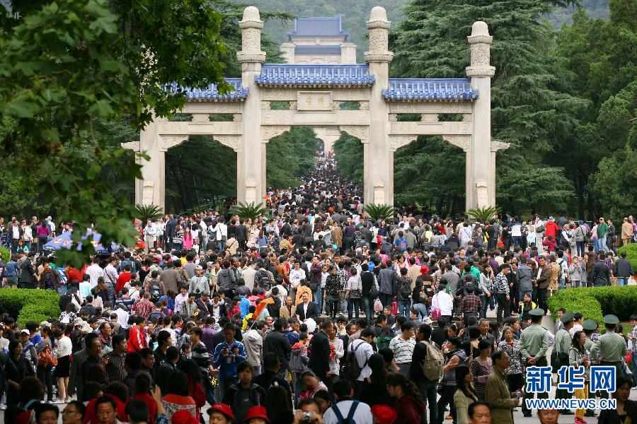10月1日，南京玄武湖公园内人头攒动。当日，免费开放的南京玄武湖公园举行国庆游园系列活动，数万南京市民和外地游客前来观光游玩。 新华社记者 孙参 摄