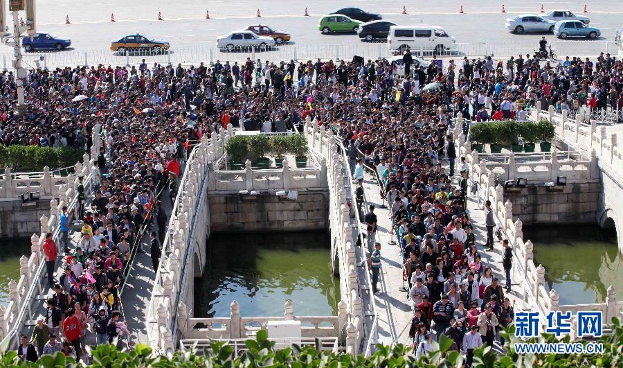 10月1日，南京玄武湖公园内人头攒动。当日，免费开放的南京玄武湖公园举行国庆游园系列活动，数万南京市民和外地游客前来观光游玩。 新华社记者 孙参 摄