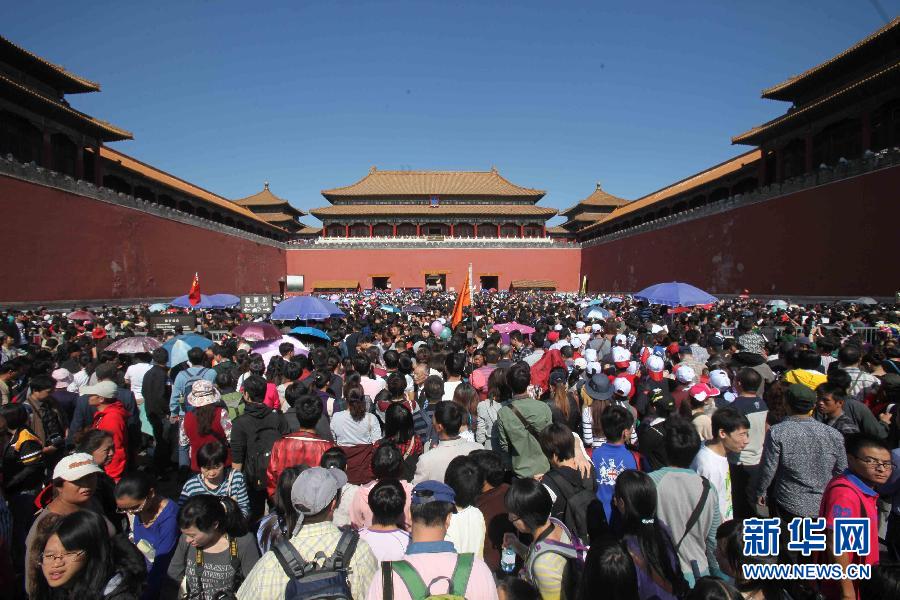 10月1日，南京玄武湖公园内人头攒动。当日，免费开放的南京玄武湖公园举行国庆游园系列活动，数万南京市民和外地游客前来观光游玩。 新华社记者 孙参 摄