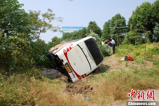 沪蓉高速江苏段一载28人客车侧翻 6人受伤(图)