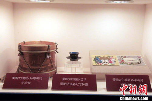 图片版权归原作者所有 美国大白舰队访华的文物属首次在国内展出。其中有鼓、杯盏、明信片。潘索菲 摄-图片版权归原作者所有