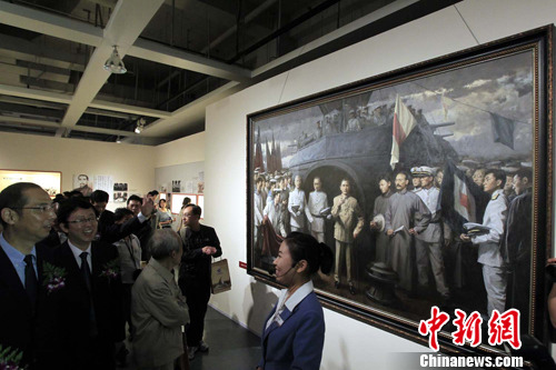 图片版权归原作者所有 参观者观赏海军南下护法油画。潘索菲 摄-图片版权归原作者所有