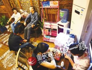骑龙火锅店给候餐的顾客美甲,擦皮鞋 重庆晚报记者 毕克勤 摄