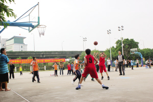 举行青少年三人篮球赛(图)