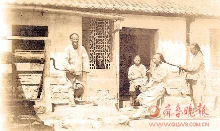 清末摄于烟台.1644年顺治皇帝颁布"剃发令",汉人被迫剃发编辫子.