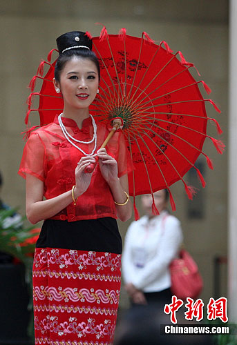 图为缅甸服装.孟幻 摄