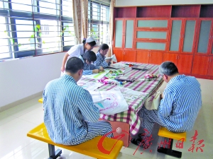 用刺绣医治精神疾病。 摄影：记者汪万里