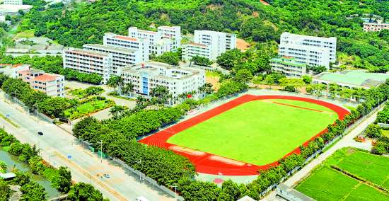 2007年3月,备受关注的汕头一中新校区正式启用,并迎来了首批1500名