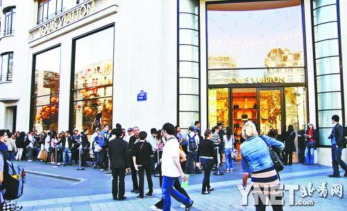 十一黄金周,巴黎香榭丽舍大街的louis vuitton旗舰店,每日大批中(1 /1