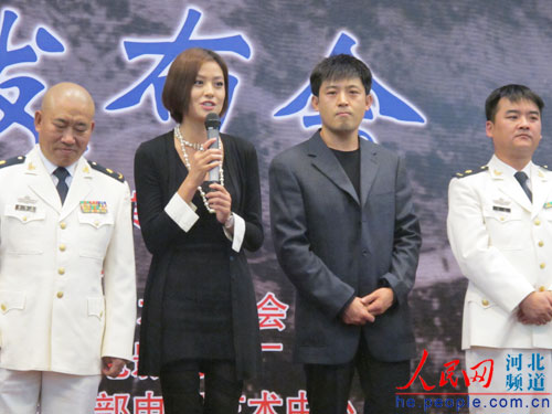 图为该剧演员齐芳(左二)、孙涛(左三)。朱娜摄