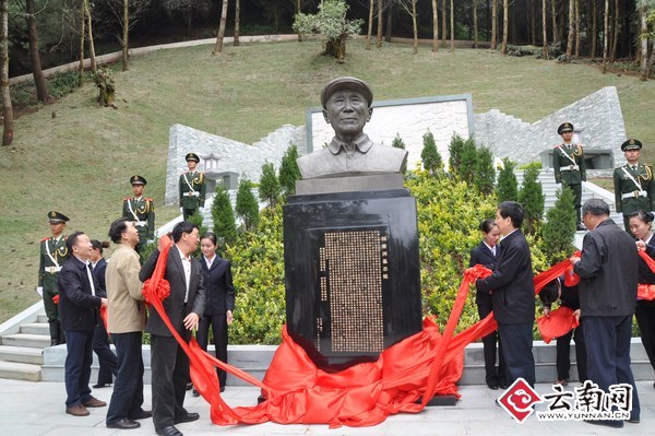 青山有幸埋忠骨 杨善洲墓园塑像施甸揭幕(图)