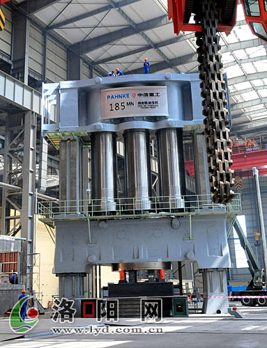 中国建成世界最大油压机 压438吨大钢锭如揉面
