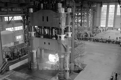 中国建成世界最大油压机 压438吨大钢锭如揉面