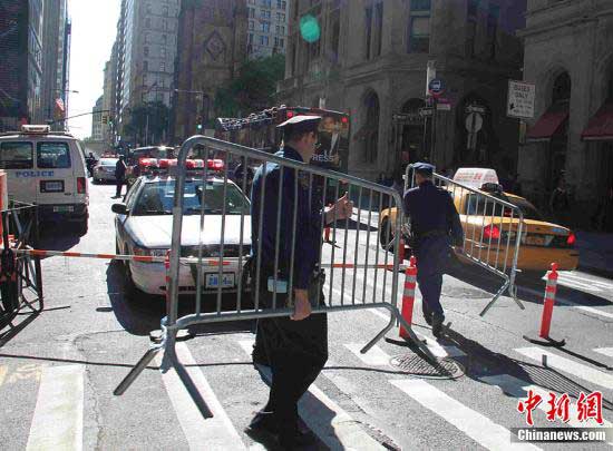 　　当地时间10月5日，纽约警方在华尔街展开全面戒备，严防示威者冲击。图为警方盘查途径华尔街的过往车辆，并加紧设置路障。中新社发 李洋 摄