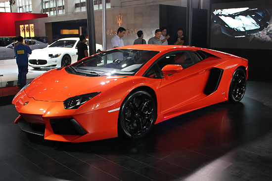在2011杭州车展上,兰博基尼aventador lp 700-4吸引了无数高清图片