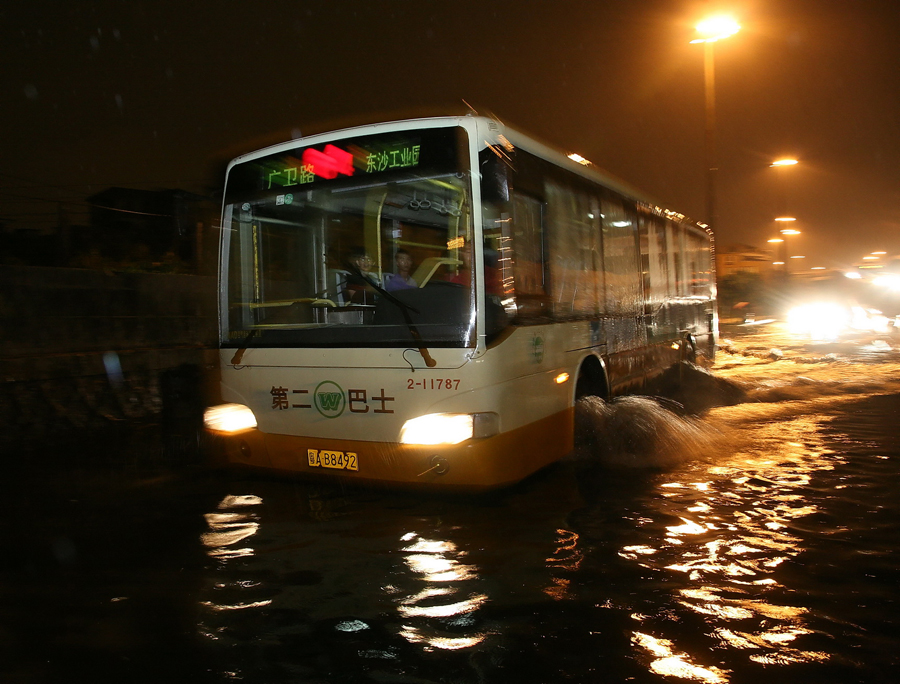 广州城区暴雨持续 羊城今夜水浸街_新闻图站