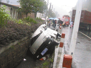 雨天路滑酿车祸 车堵两三公里(图)