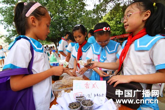 广西柳城:小学校园里特殊的商品交易会(组图