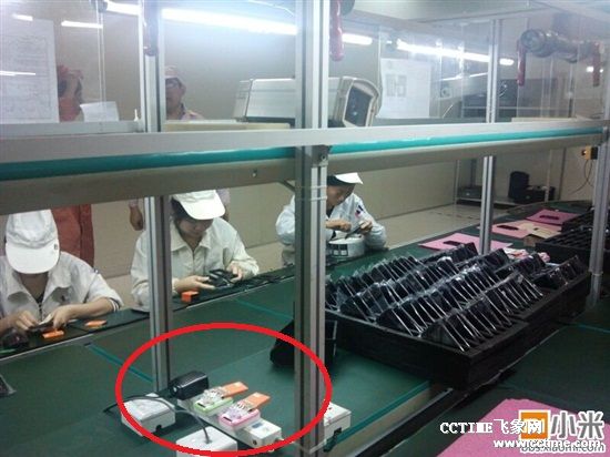 小米手机生产线现万能充充电场景 质量遭质疑