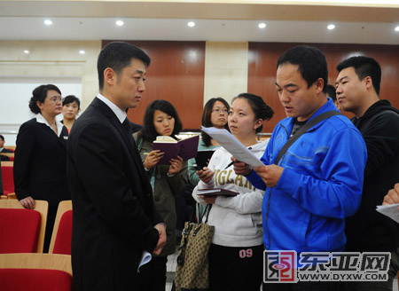 长春市市政公用局副局长任晓强(左)接受本报记者采访 记者 王振东 摄