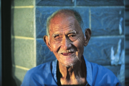 97岁老人推车卖地瓜 网友发微博吁帮买地瓜(图