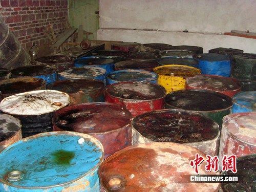 广西打掉地沟油 查获16500斤地沟油(组图)