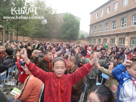 任文学)日前,以"感恩教育"为特色的石家庄市桥东区柳辛庄小学,绕着"