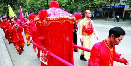 美国小伙花轿迎娶绵阳新娘(组图)