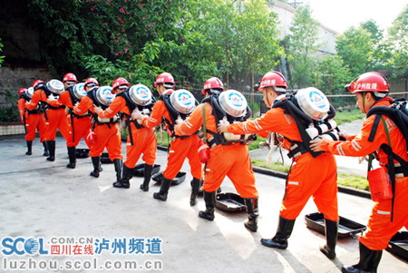泸州市矿山救护队通过省安今年的考核(组图)