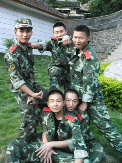 武警攀枝花支队两名90后新兵为救跳河轻生妇女遇难(组图)