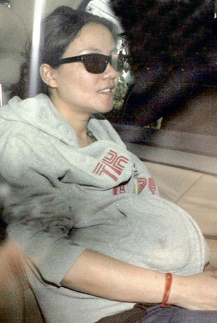 曝王菲怀孕紧张护肚子 怀孕3个月经纪人不知情