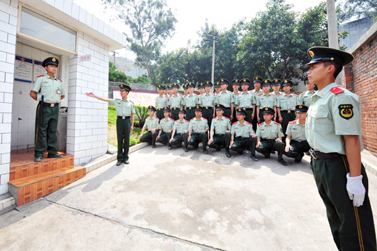 图为刘先东(右)杨磊(左)正在进行换哨.(武警攀枝花支队供图)