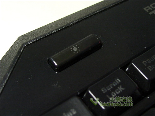 鍵盤的背光按鍵，被設計在鍵盤右上方，這枚按鍵也是鍵盤上為數不多的，以實體刻蝕呈現功能的按鍵，本身并不支援背光。ISKU只有藍色一種背光顏色，但通過該按鍵可以實現關閉+5級亮度調節。