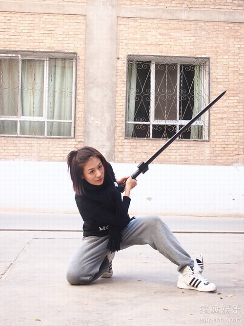江若琳帅气挥剑