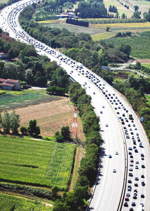 法国位于欧洲西部,高速公路非常发达,无论是道路设施还是管理手段