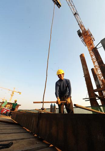 工作人员在长沙湘府路湘江大桥施工现场吊装钢梁(10月18日摄).