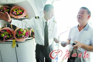 A380航班“男管家”艾朔（左）。